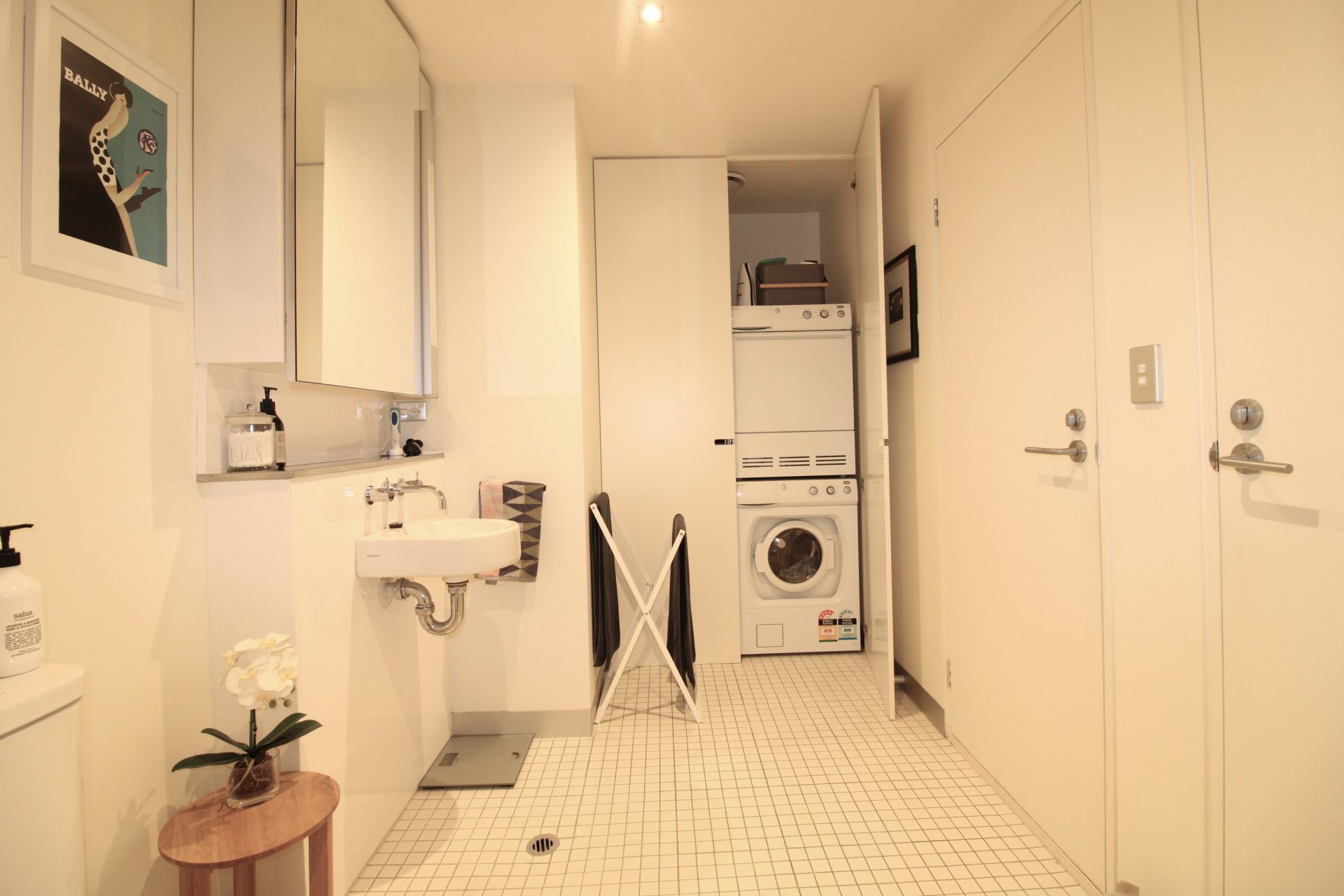 Spacious Top Floor Residence inc. Dazzling City and part Water Views- Port Melbourne - Image 8