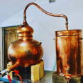 Alambic traditionnel Pot Still de la distillerie Badachro dans les Highlands du nord-ouest d'Ecosse