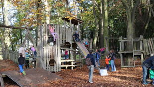 rübezahl kinder beim abenteuerspielplatz