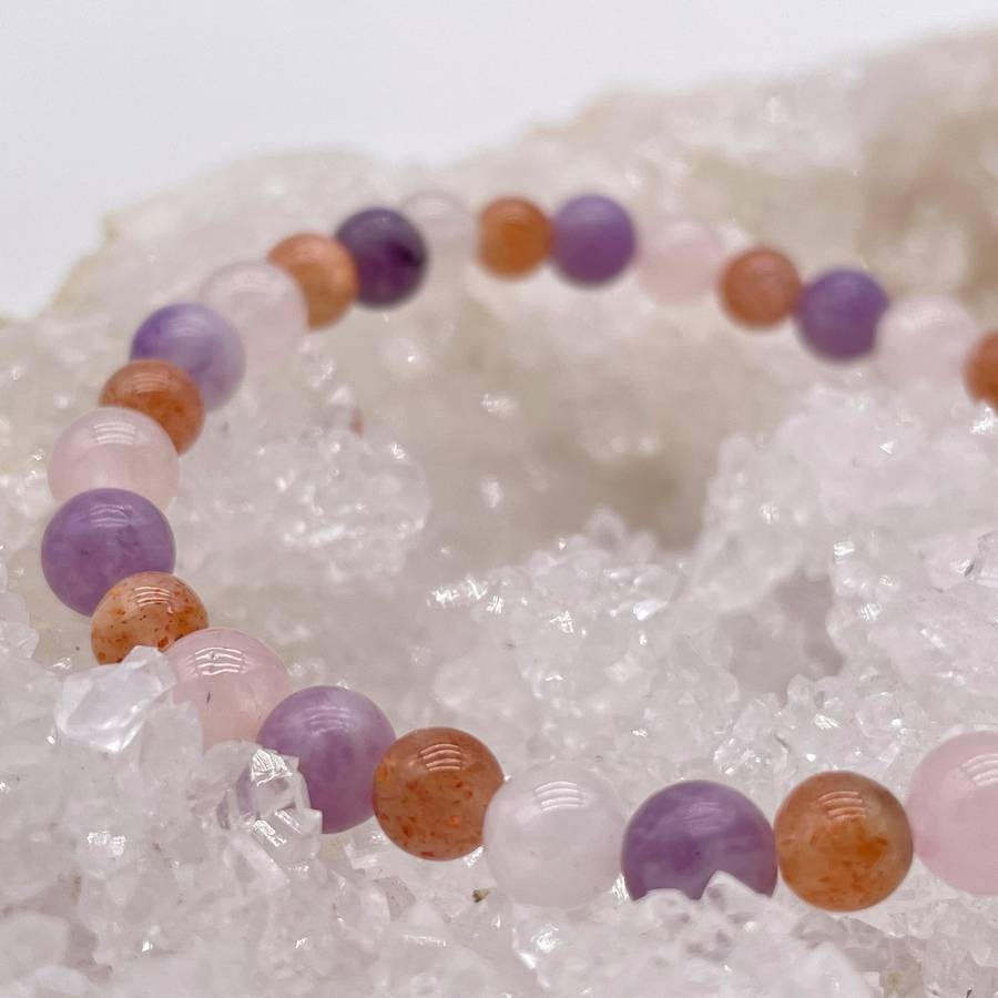 Bracelets en pierres naturelles pierres de soleil, améthyste, quartz rose déposé sur une géode de quartz