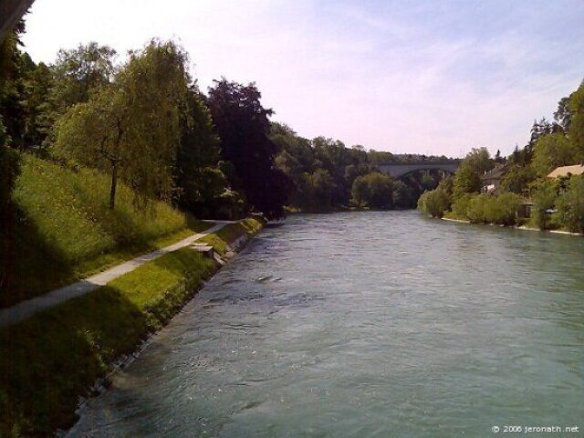 Pont sur le fleuve Aar à Berne en Suisse - 01 - juin 2006