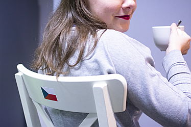  Praha 5, Smíchov
- Žena, která sedí na české židli a popíjí čaj.
