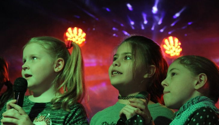 green mango kinder singen beleuchtet