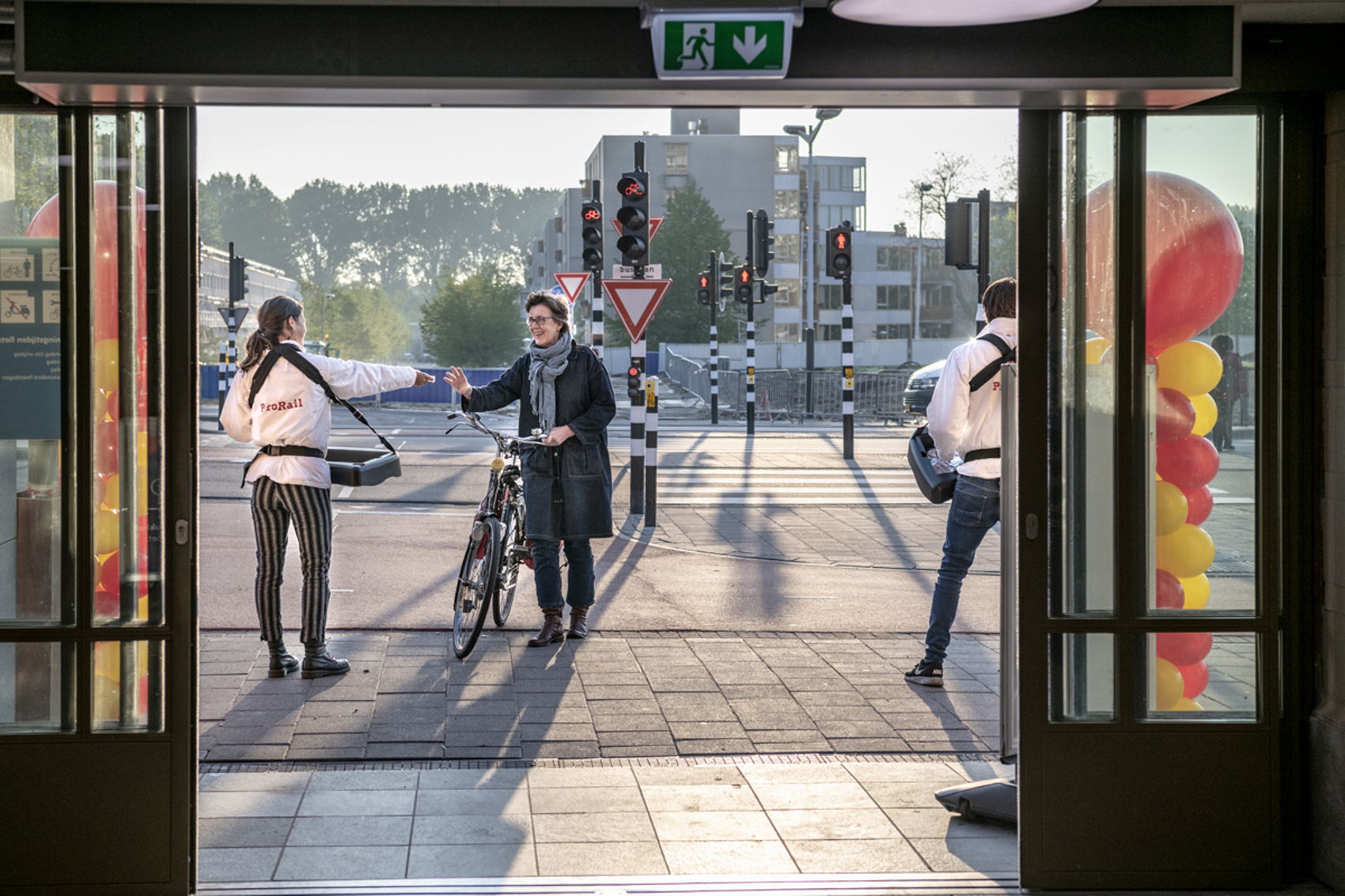 amstelstation_koek_uitdelen amstelstation_koek_uitdelen
