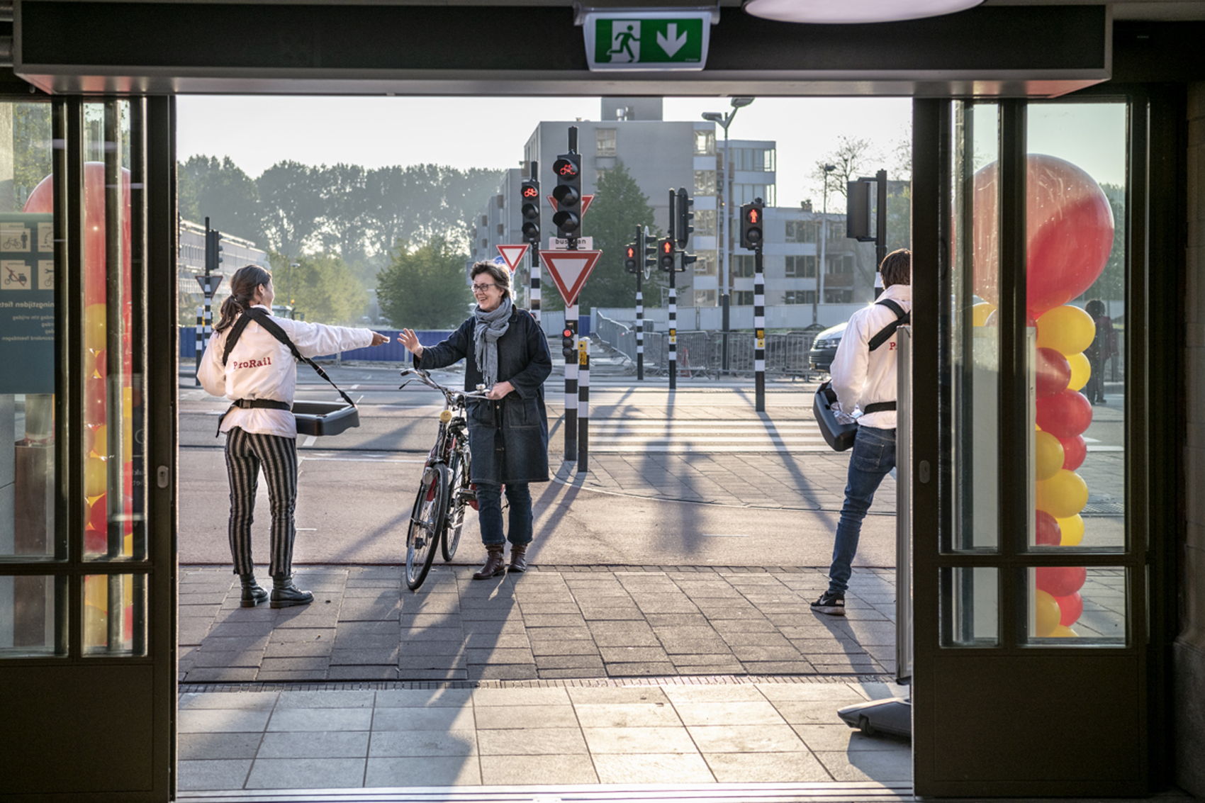 amstelstation_koek_uitdelen