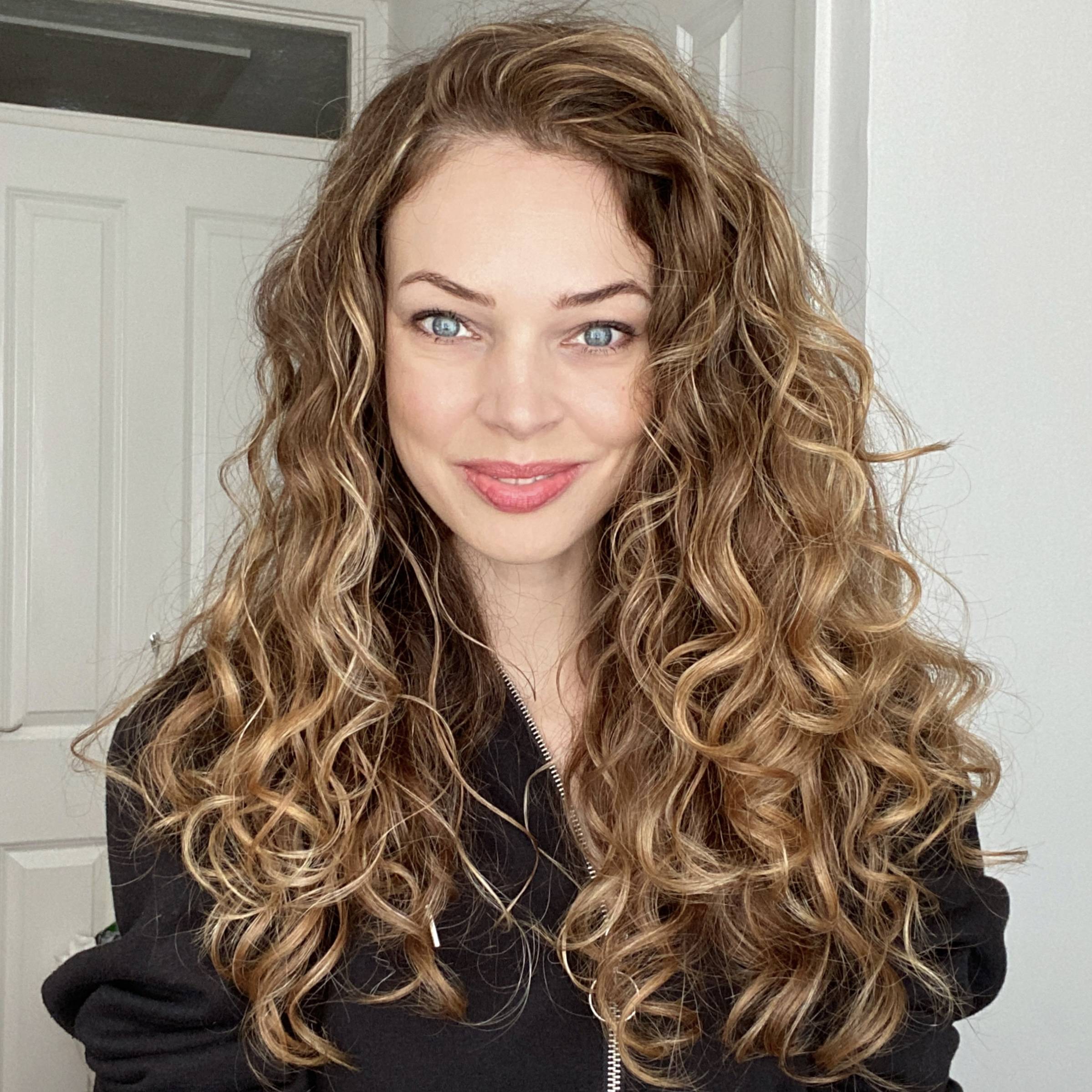 picture of women with wavy hair