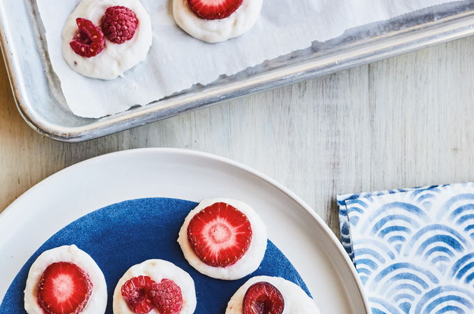 Bouchées glacées de yogourt grec aux fruits rouges