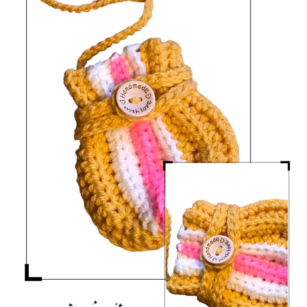 Ribbed baby mittens with stripe and fastening strap crochet pattern