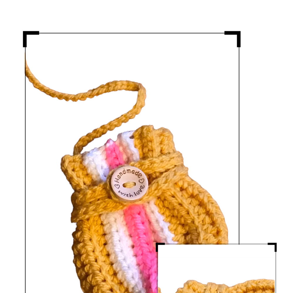 Ribbed baby mittens with stripe and fastening strap crochet pattern