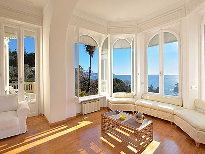  Starnberg
- Über drei Schlafzimmer und drei Bäder verfügt dieses Anwesen mit direktem Blick auf die ligurische Riviera. Der Kaufpreis beträgt 2,65 Millionen Euro. (Bildquelle: Engel & Völkers Santa Margherita-Portofino)