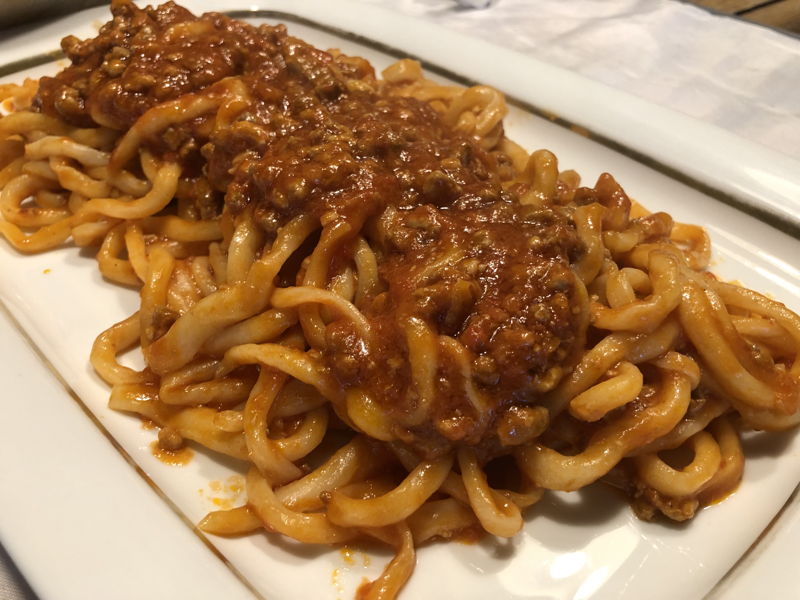 Cours de cuisine San Casciano dei Bagni: On cuisine ensemble des pizzas au testo et des pâtes alla chitarra.