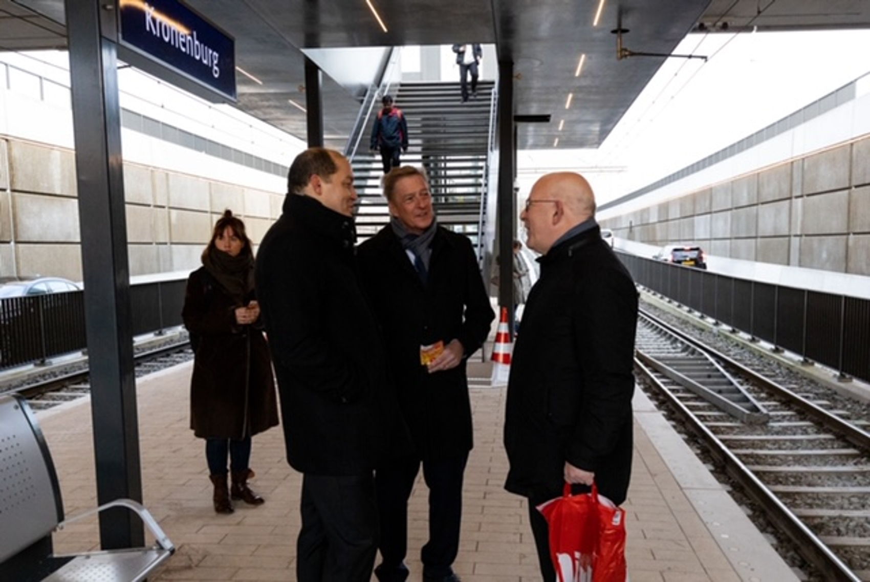 Tijd voor een praatje op de net geopende halte met wethouder Rob Ellermeijer en Jean-Philippe de Lannoy, opdrachtgever van het project namens de Vervoerregio Amsterdam. Tijd voor een praatje op de net geopende halte met wethouder Rob Ellermeijer en Jean-Philippe de Lannoy, opdrachtgever van het project namens de Vervoerregio Amsterdam.