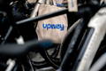 Gros plan sur cadres de vélos électriques avec une sacoche Upway attachée sur l'un d'entre eux