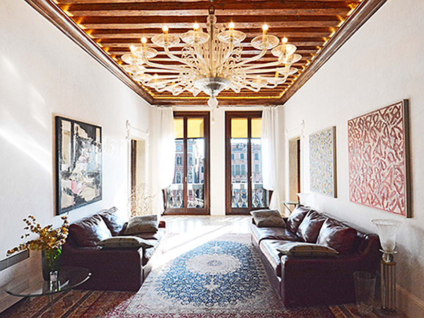  Bruchsal
- In San Polo steht diese exklusive Wohnung für 7,5 Millionen Euro zum Verkauf. Fünf Schlafzimmer und vier Badezimmer verteilen sich auf 400 Quadratmetern Wohnfläche in einem venezianischen Palazzo.