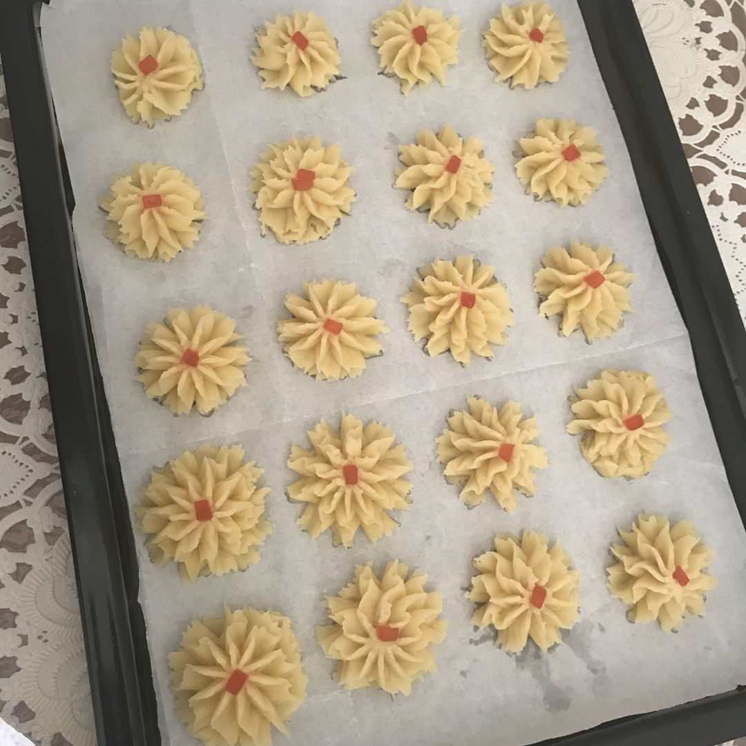 Kuih dahlia cookies in the making 😉🤗