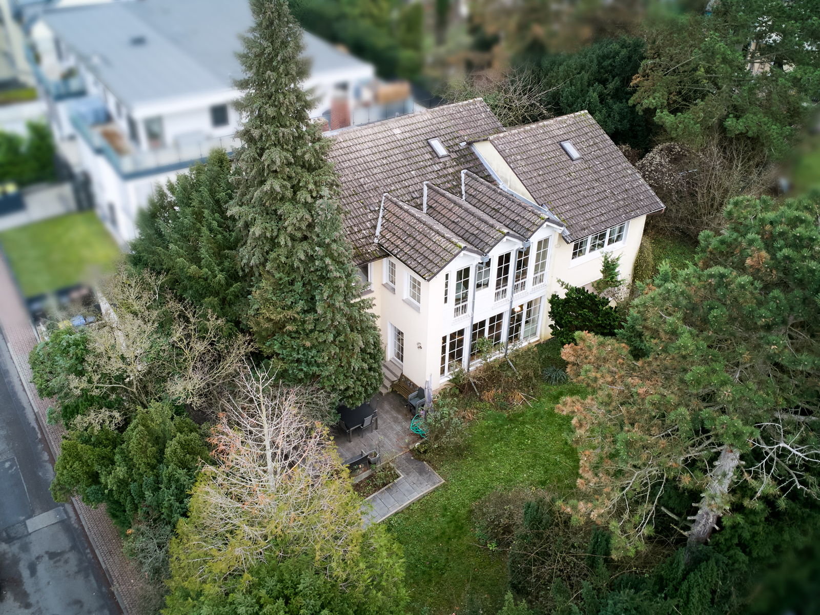 Charakterstarkes, großflächiges Familienhaus mit Modernisierungspotenzial in Top Lage