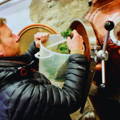 Introduction d'algues dans l'alambic à gin de la distillerie Isle of Arran Gin sur l'île d'Arran au sud de l'Ecosse