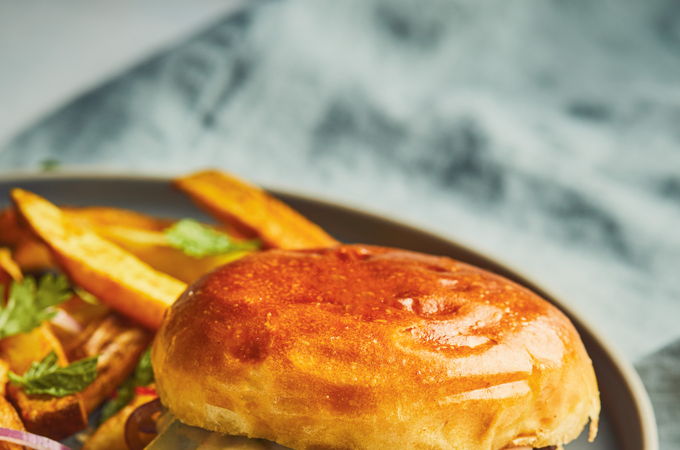 <i>Smash burgers</i> aux oignons, aux épinards et au garam masala