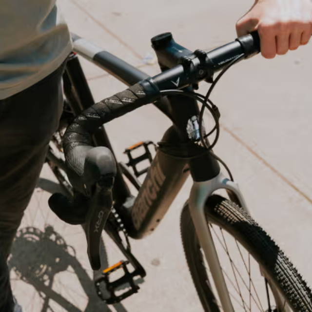 the front end of a flat bar e-Bike