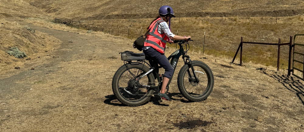 a woman on an electric bike tour on an aventon aventure bike with Yosemite E-Biking (yosemiteebiking.com) in the sierra foothills