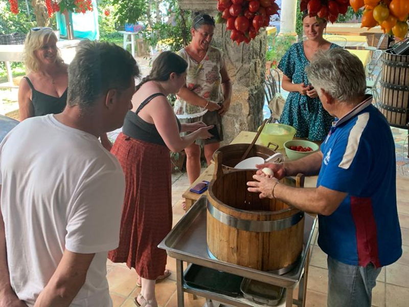 Corsi di cucina Agerola: Prepara la mozzarella e gli gnocchi degustando vino organico