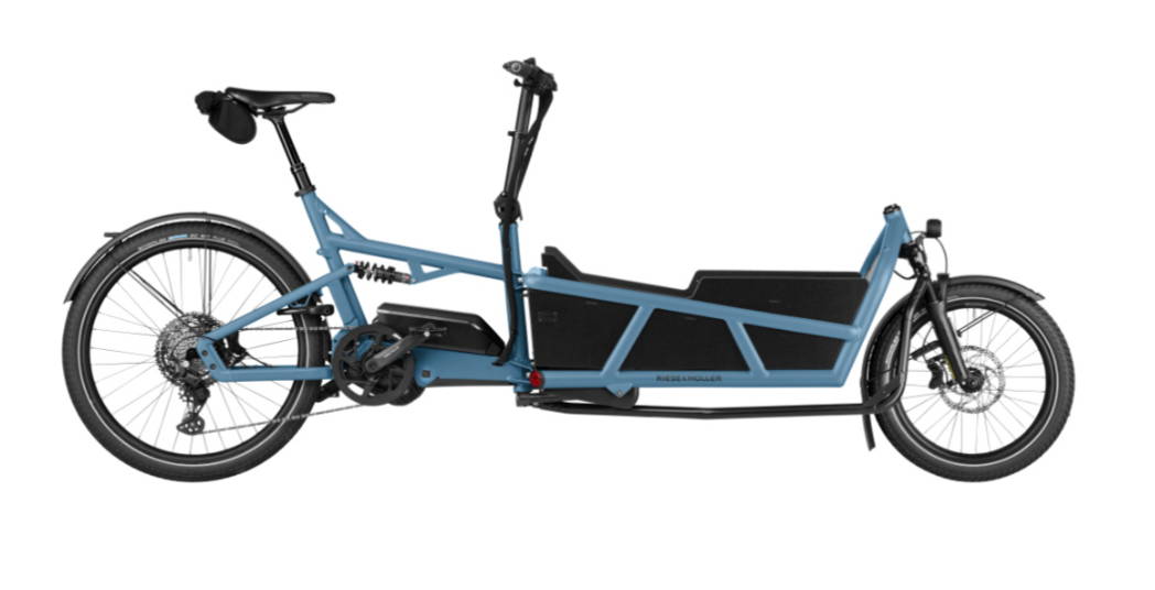 Cube Cargo bakfiets in zwarte uitoering met metallic elementen staand op grijze ondergrond en witte achtergrond