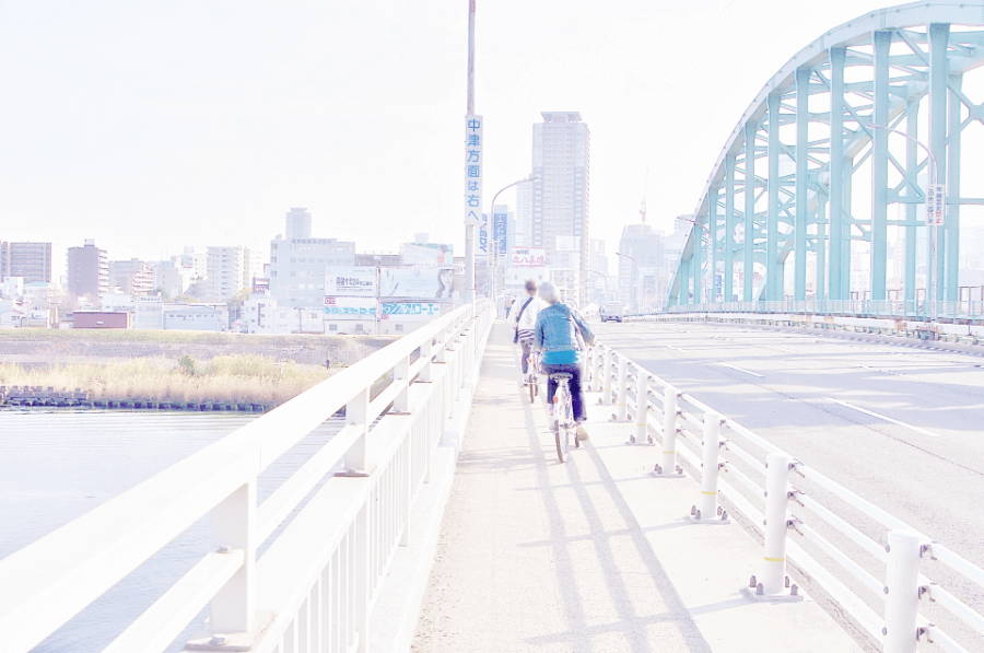橋の歩道を走る自転車