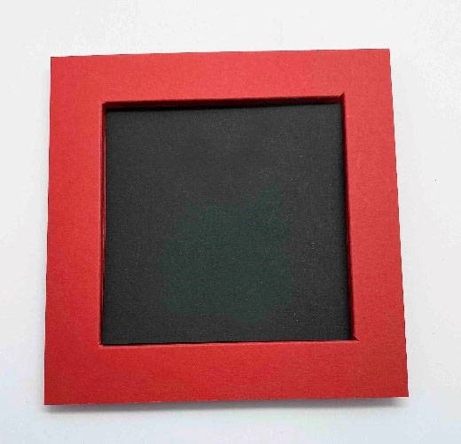 Det røde kort vendes om, så et firkantet sort kort kan passe inde i de foldede sektioner