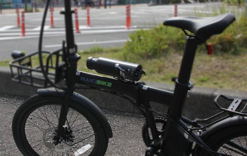 浜辺の折りたたみ自転車