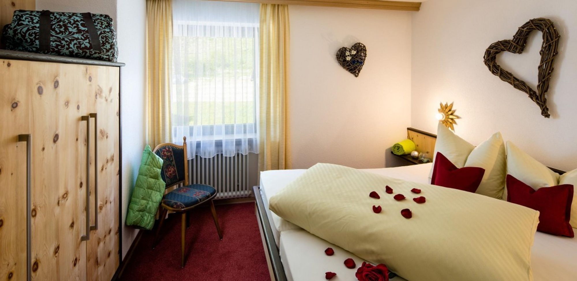 Eines der beiden Schlafzimmer mit Doppelbett in Ferienwohnung für Gruppen