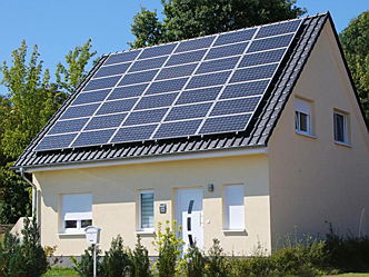 Minden
- Solarmodule für Photovoltaik auf einem Hausdach - im kommenden Jahr bekommen Betreiber mit 20 Jahre alten Anlagen für ihren Strom keine erhöhte Einspeisevergütung mehr. Foto: Nestor Bachmann/dpa-tmn