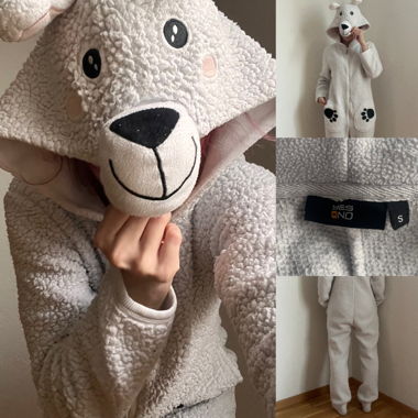 kuscheliger weisser Schneebär Onesie