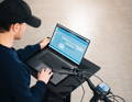Technicien en train de tester la batterie d'un velo electrique d'occasion