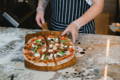 Pizza op een houten plank