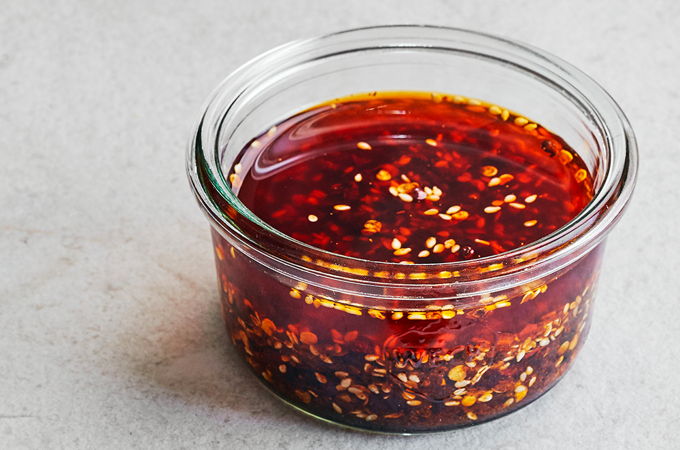 Condiment épicé au chili (<i>chili crisp</i>)