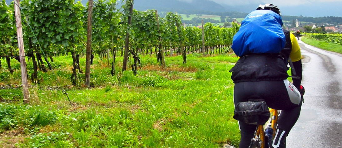 Cycliste à vélo sous la pluie.
