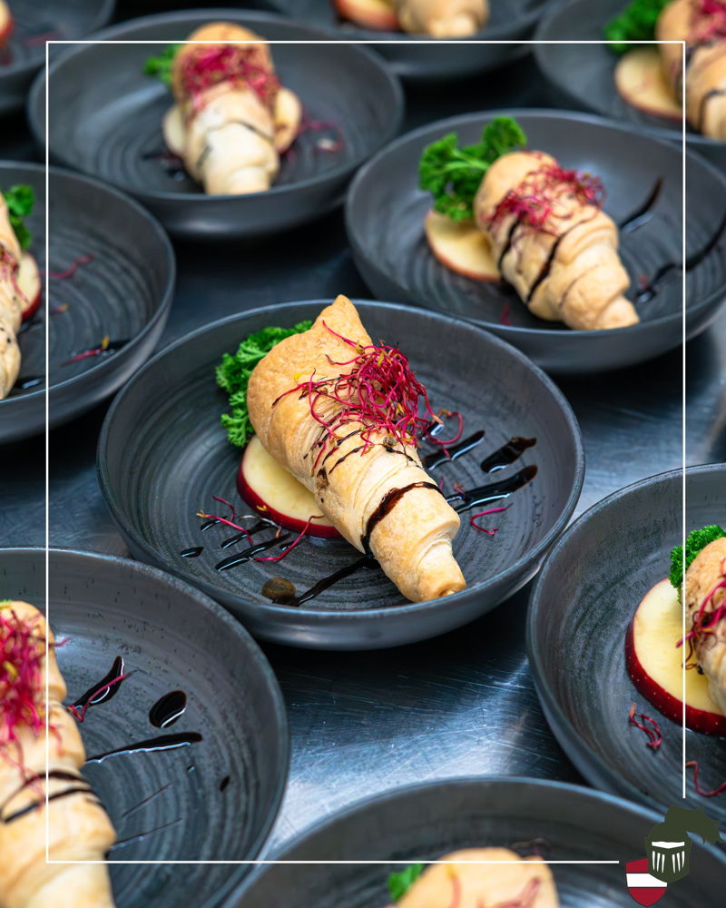 🥕 Blätterteigkarotte 

Knuspriger Blätterteig, gefüllt mit cremigem Gartenkräuter-Almtopfen und frischer Petersilie – serviert auf einer saftigen Apfelscheibe.

Eine leichte, aromatische Vorspeise, die nach Frühling schmeckt und Lust auf mehr macht. 