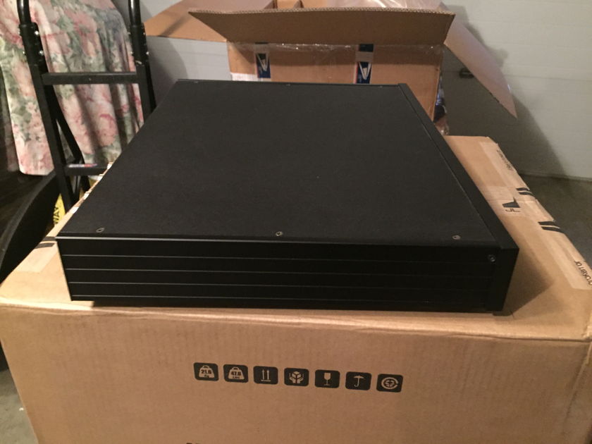 Lyngdorf Audio SDA-2400 amplifier black Mint customer trade-in