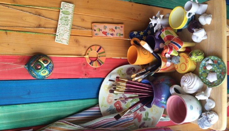 mal werk kindergeburtstag keramik pinsel tisch bunt
