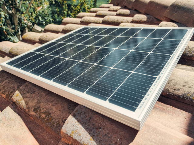 Einzelnes Solarmodul auf hellem Ziegeldach