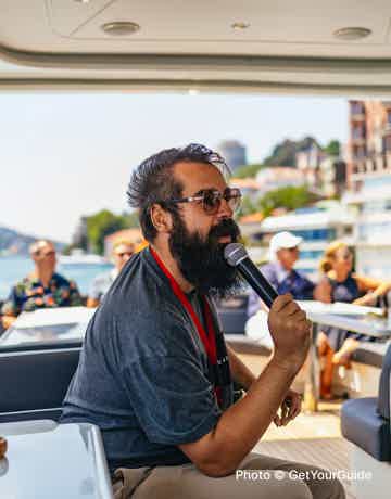 Listen to fluent tour guide
