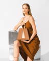 Model holding NOIRANCA handbag Grace in Brown