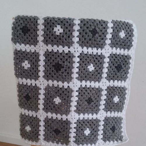 "Back to basic" granny square baby deken