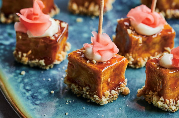 Bouchées de tofu laquées, arachides et gingembre