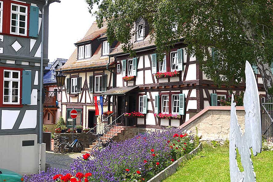  Bad Homburg
- Kaufen oder verkaufen Sie eine Villa, ein Haus oder eine Wohnung in Oberursel.