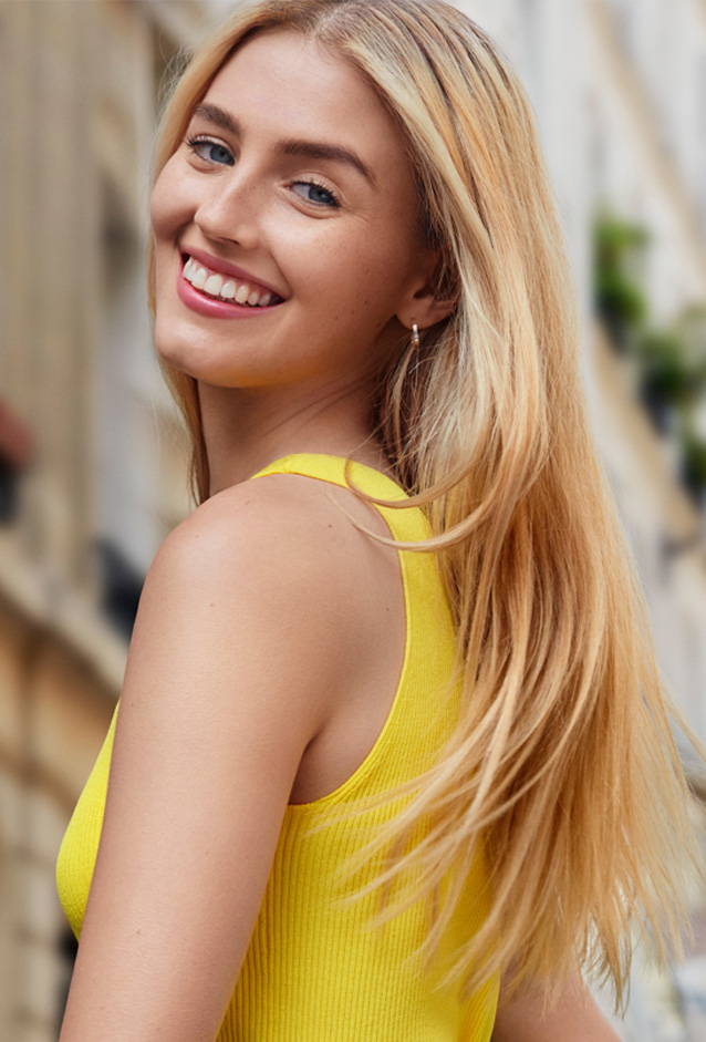 : femmes portant du rouge à lèvres Bourjois