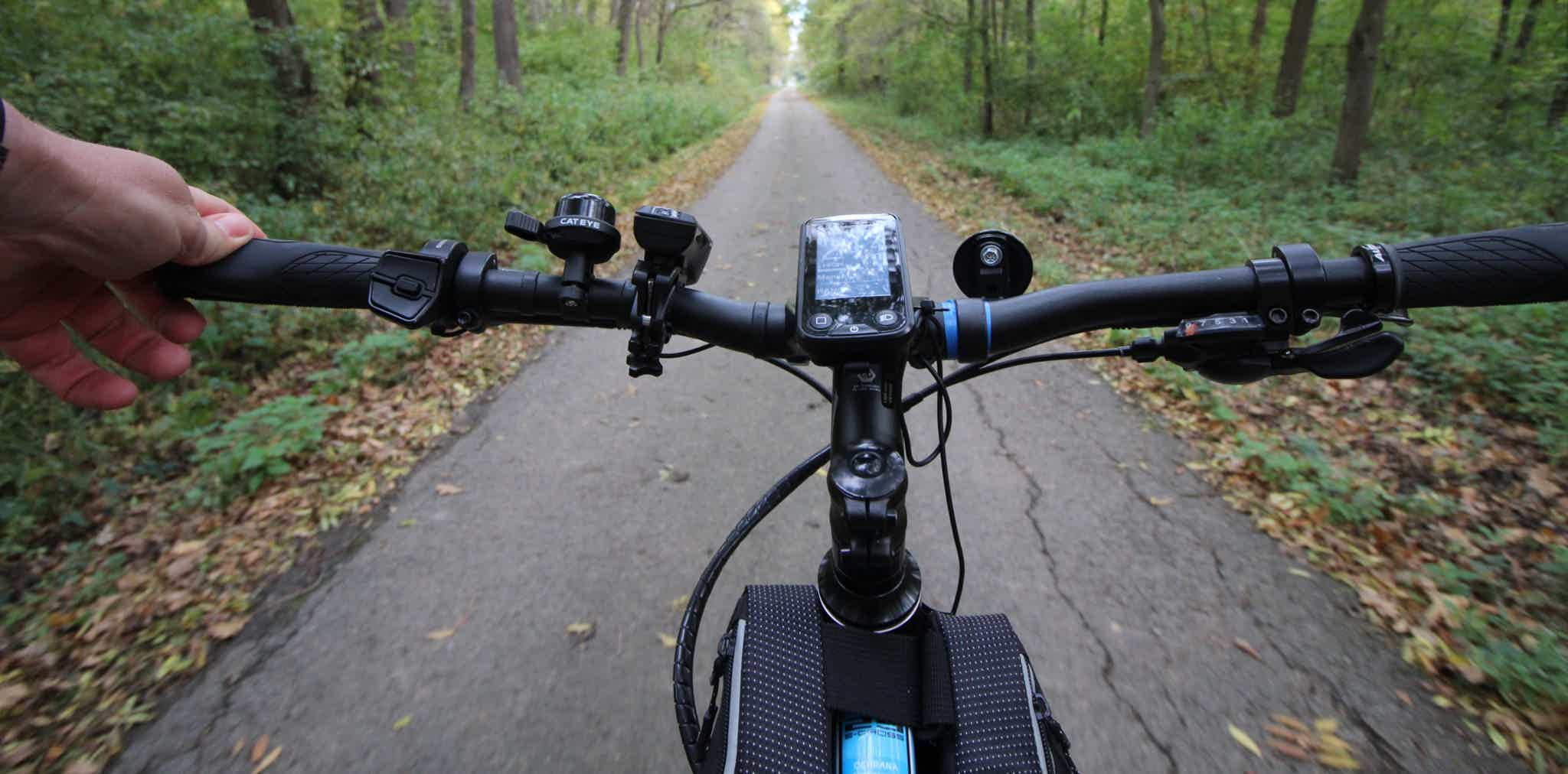 Imagen de recurso de una persona rodando con su e-bike por un sendero.