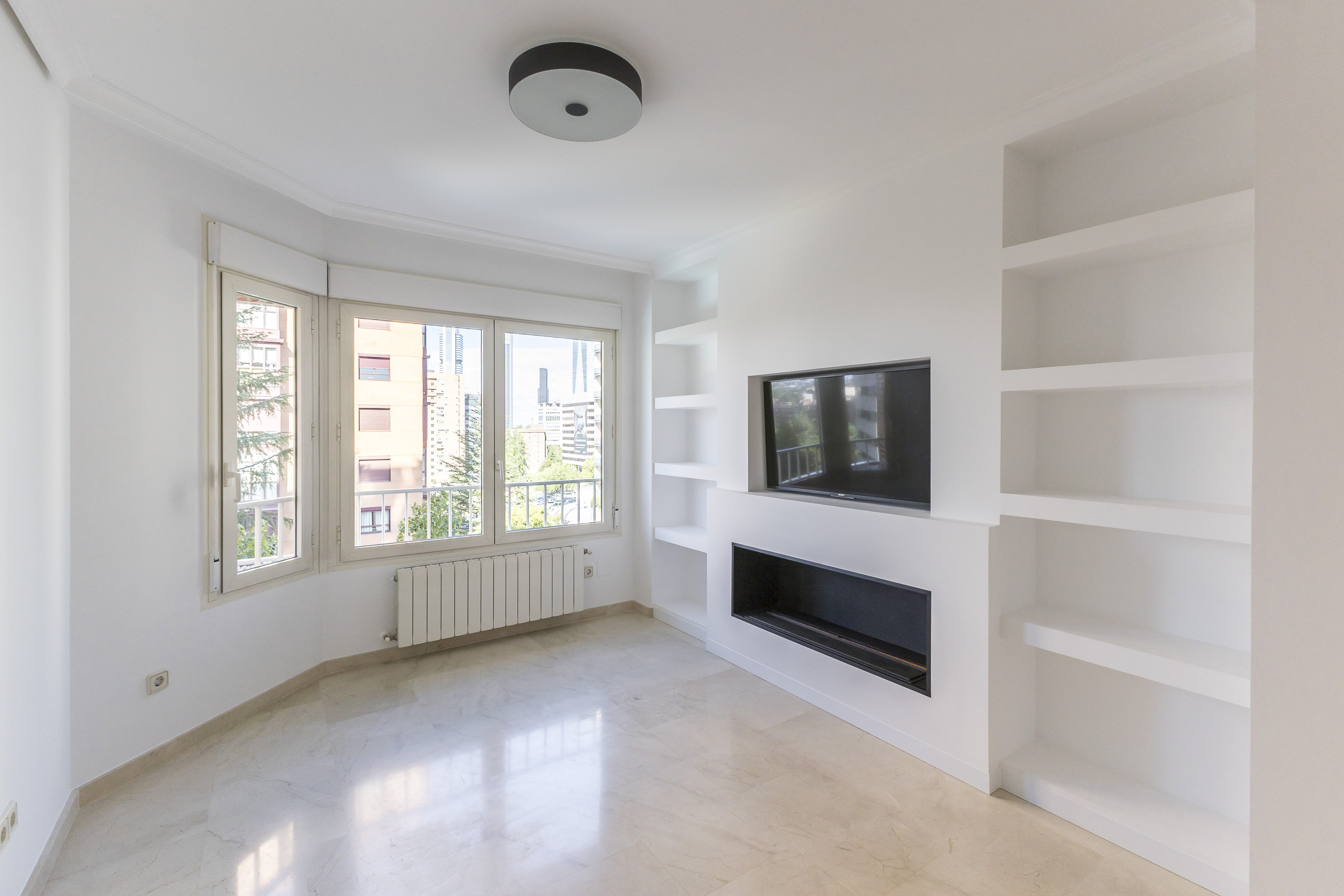 Bright 2-bedroom apartment with pool, garage and green areas - Image 2