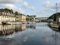 Le havre de Morlaix avec des bateaux rangés à côté des maisons
