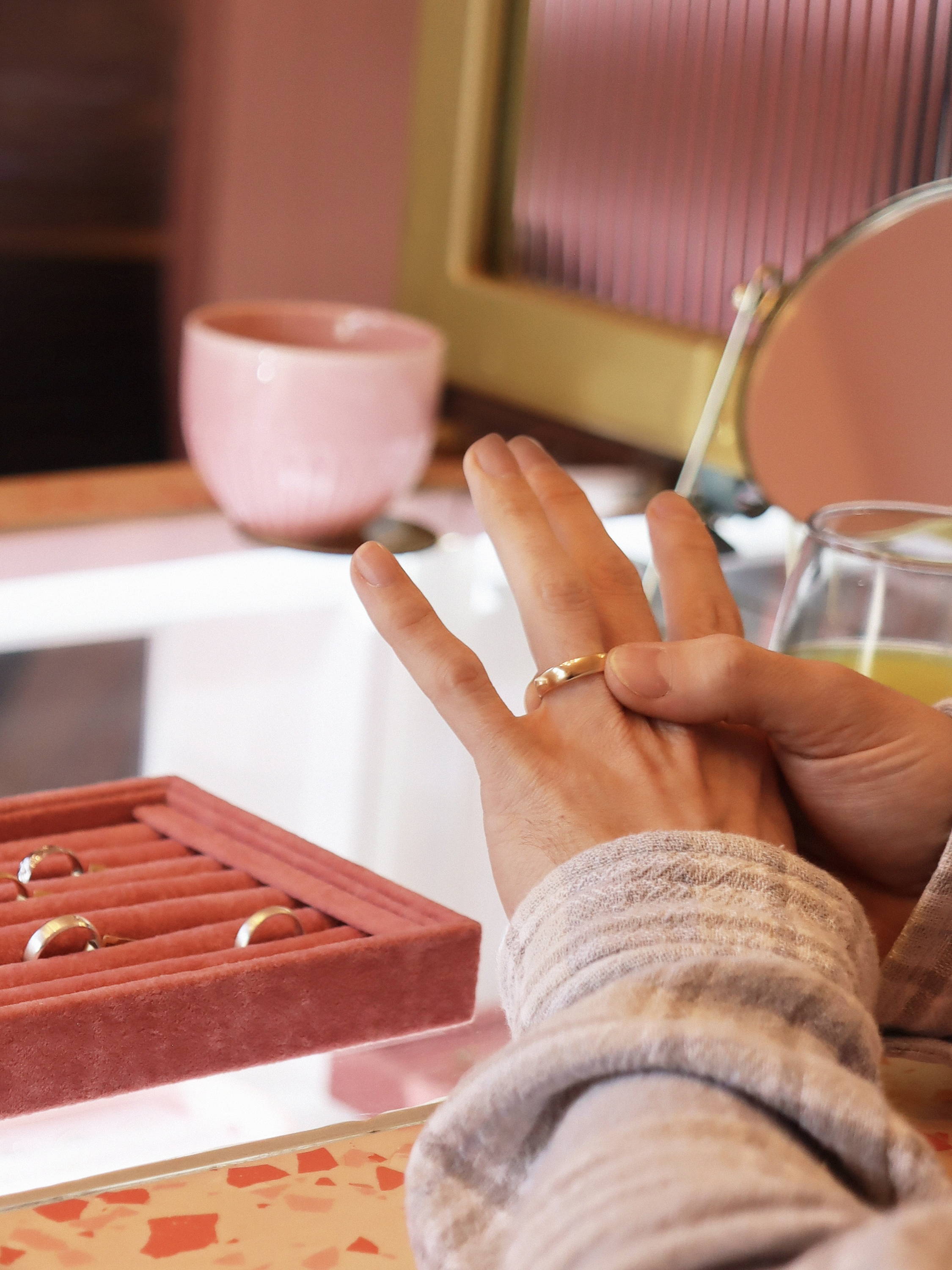 Which hand to wear wedding rings on